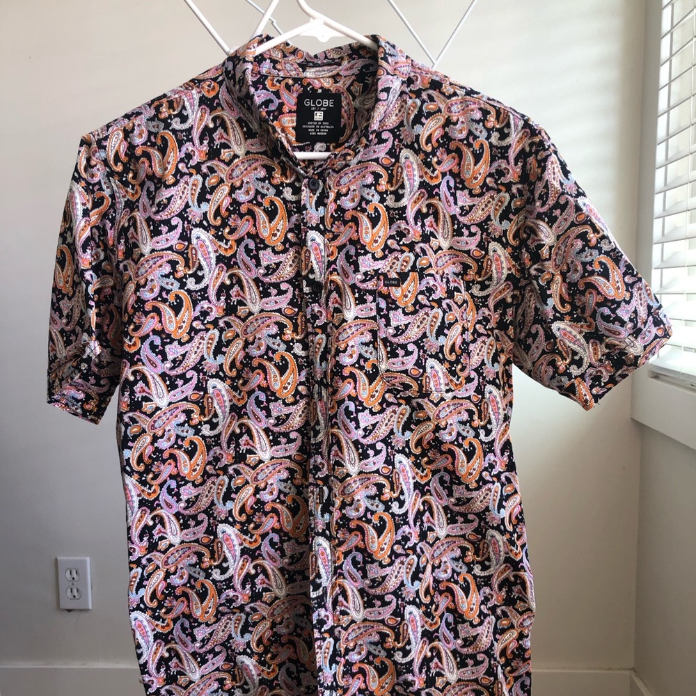 GLOBE Button Down Short Sleeve Collared Shirt Men’s Medium Paisley Pattern